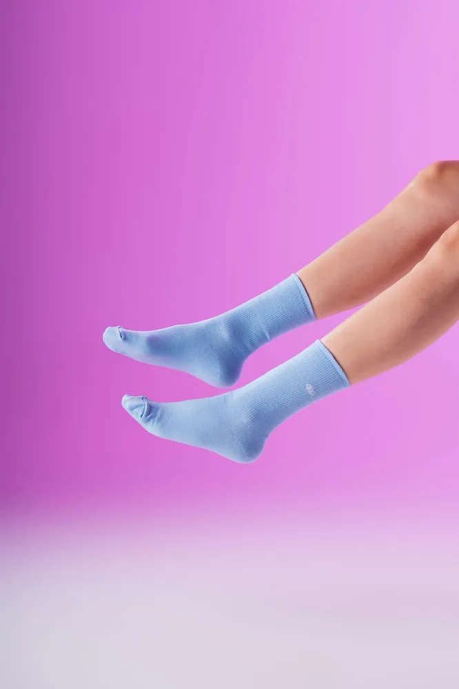 Calcetas Rosa en azul cielo