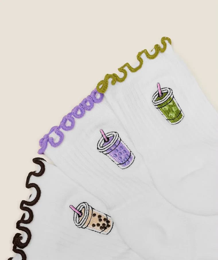 Calcetas Boba en blanco con olán lila